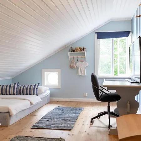 Funkis Stroemmen - Gorgeous By The Sea! *