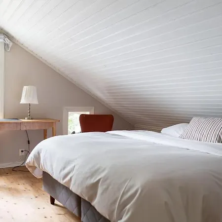 Funkis Stroemmen - Gorgeous By The Sea! Nagu