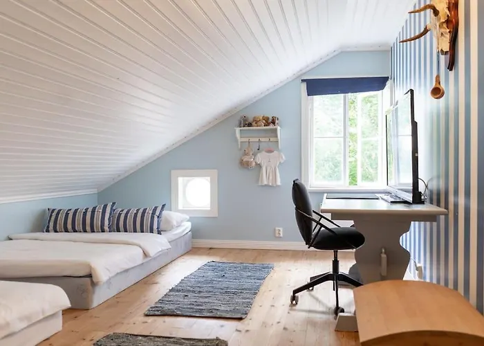 Funkis Stroemmen - Gorgeous By The Sea! *