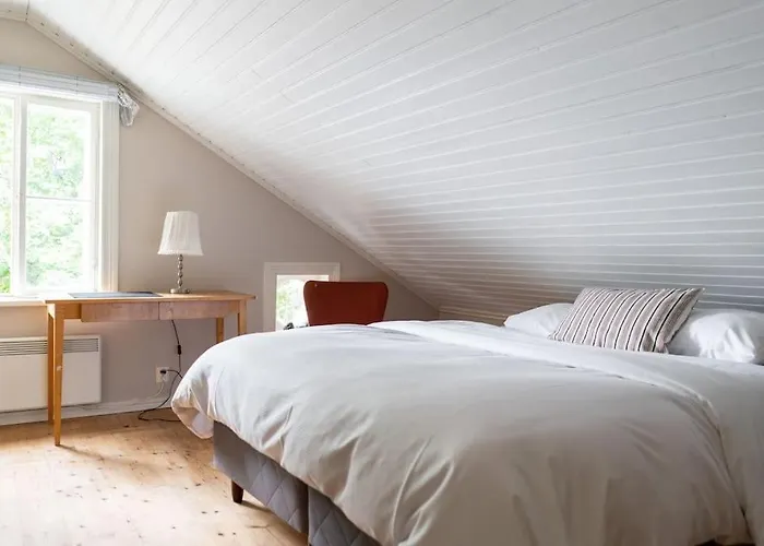 Funkis Stroemmen - Gorgeous By The Sea! Nagu